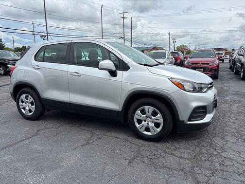 Summit White 2018 Chevrolet Trax LS