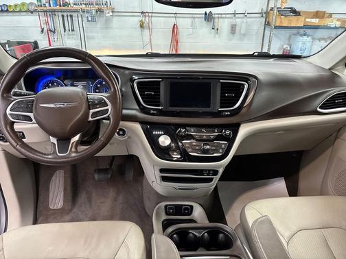 Billet Silver Metallic Clearcoat 2019 Chrysler Pacifica Touring L