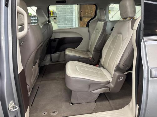 Billet Silver Metallic Clearcoat 2019 Chrysler Pacifica Touring L