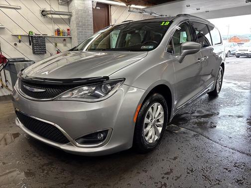 Billet Silver Metallic Clearcoat 2019 Chrysler Pacifica Touring L