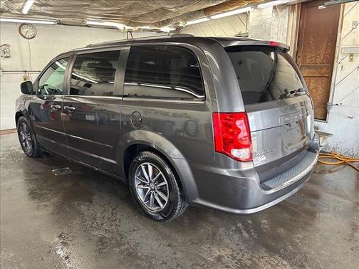 Granite Pearlcoat 2017 Dodge Grand Caravan SXT