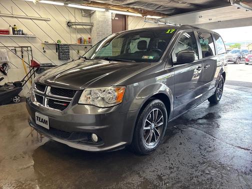 Granite Pearlcoat 2017 Dodge Grand Caravan SXT