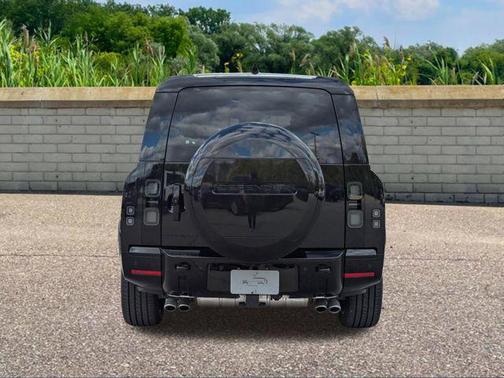 2026 Land Rover Defender V8