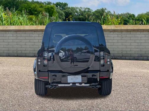 2025 Land Rover Defender 110 V8