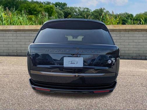 2026 Land Rover Range Rover P615 SV