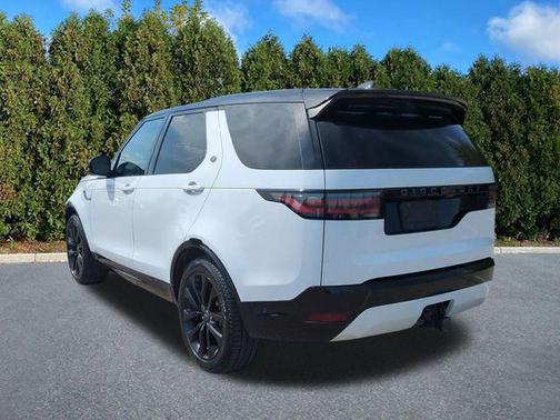 Fuji White 2024 Land Rover Discovery P300 Dynamic SE