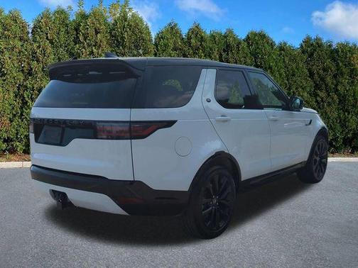 Fuji White 2024 Land Rover Discovery P300 Dynamic SE