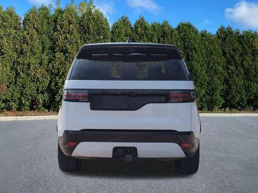 Fuji White 2024 Land Rover Discovery P300 Dynamic SE