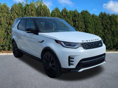 Fuji White 2024 Land Rover Discovery P300 Dynamic SE