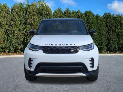 Fuji White 2024 Land Rover Discovery P300 Dynamic SE