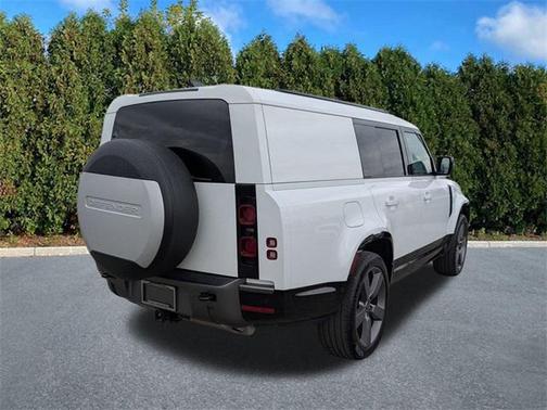 2024 Land Rover Defender 130 P400 Outbound