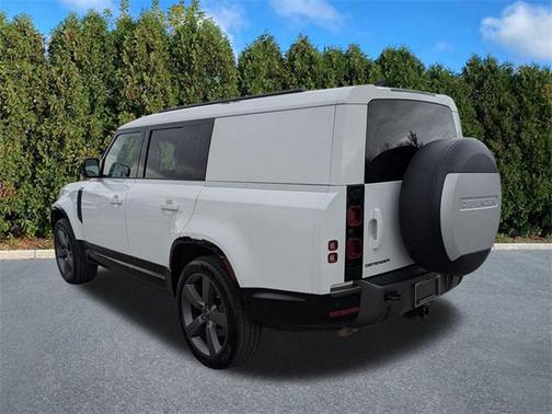 2024 Land Rover Defender 130 P400 Outbound