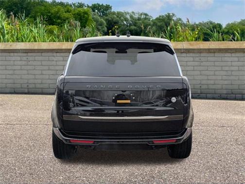 2026 Land Rover Range Rover P615 SV