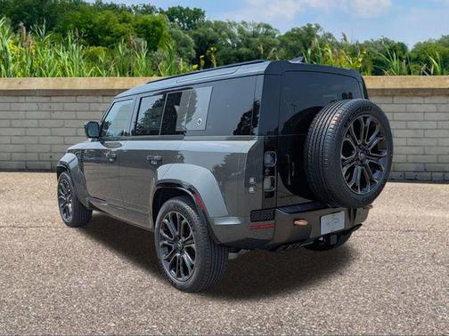 2025 Land Rover Defender 110 V8