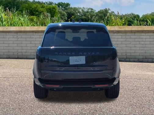 Santorini Black Metallic 2026 Land Rover Range Rover P400 SE 7 Seat