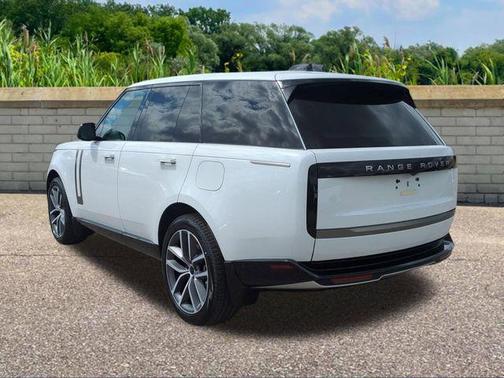 Fuji White 2026 Land Rover Range Rover P550e SE