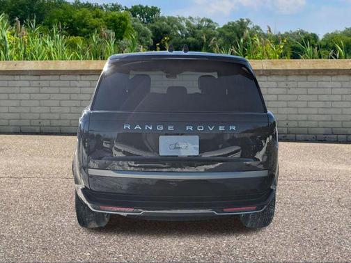 2026 Land Rover Range Rover P550e SE