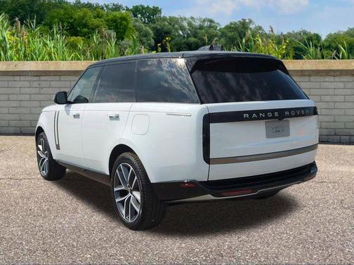 Fuji White 2026 Land Rover Range Rover P550e SE