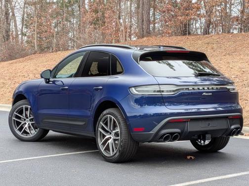 Gentian Blue Metallic 2026 Porsche Macan