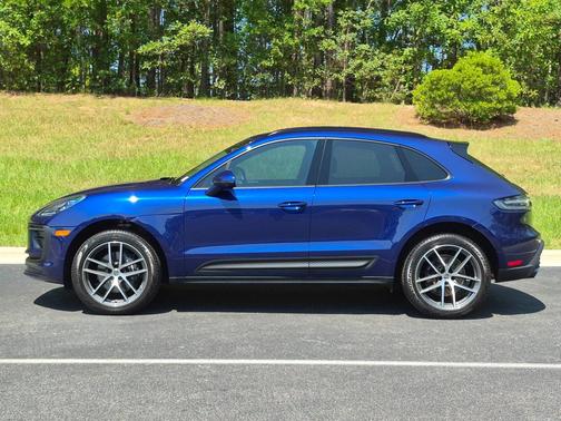Gentian Blue Metallic 2026 Porsche Macan