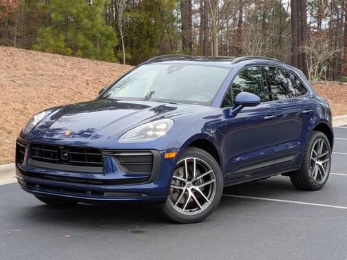 Gentian Blue Metallic 2026 Porsche Macan