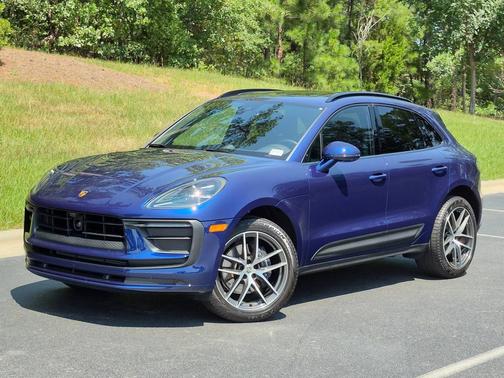 Gentian Blue Metallic 2026 Porsche Macan