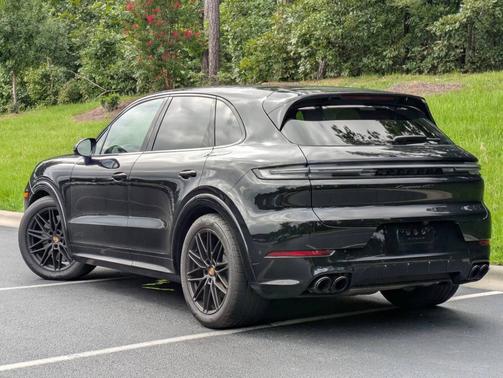 Chromite Black Metallic 2025 Porsche Cayenne