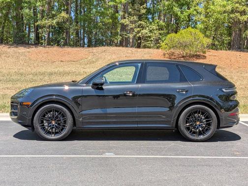 Chromite Black Metallic 2025 Porsche Cayenne