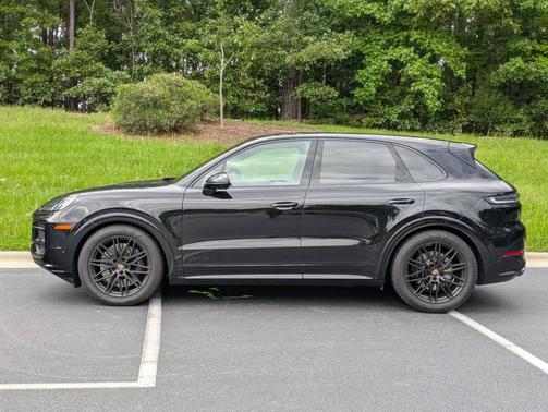 Chromite Black Metallic 2025 Porsche Cayenne