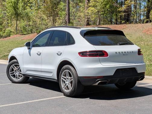 Carrara White Metallic 2018 Porsche Macan