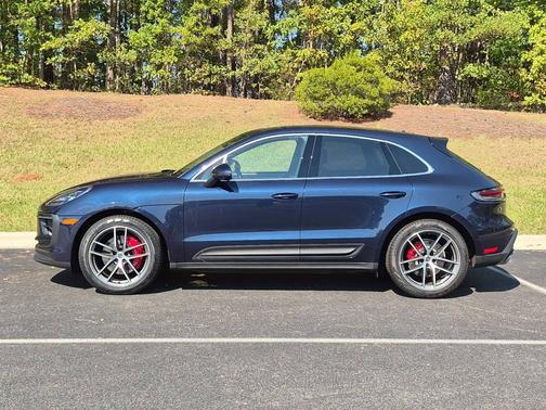 Night Blue Metallic 2023 Porsche Macan