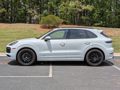 Carrara White Metallic 2023 Porsche Cayenne