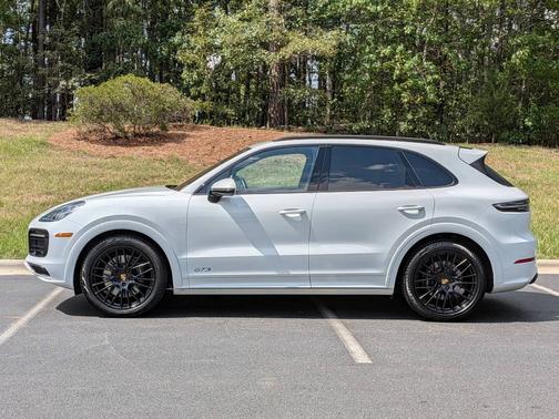 Carrara White Metallic 2023 Porsche Cayenne