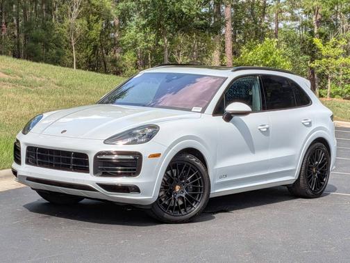 Carrara White Metallic 2023 Porsche Cayenne