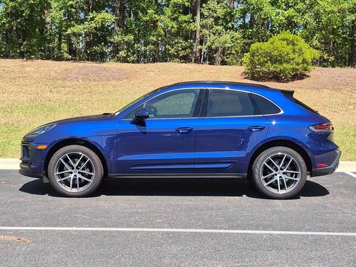 Gentian Blue Metallic 2026 Porsche Macan