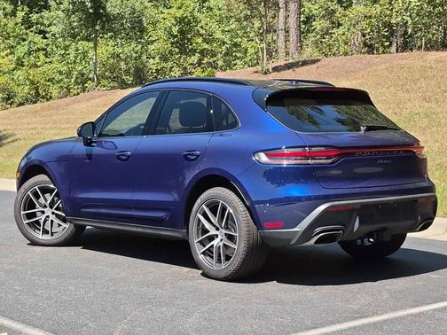 Gentian Blue Metallic 2026 Porsche Macan