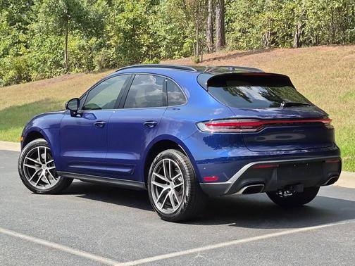 Gentian Blue Metallic 2026 Porsche Macan