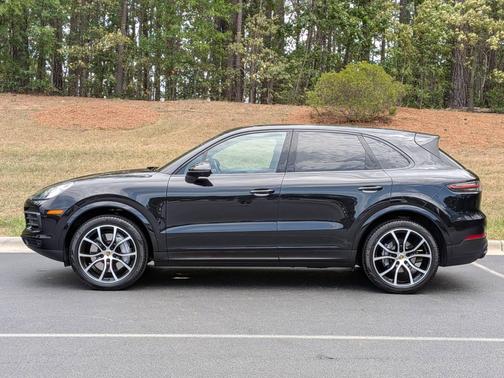 Jet Black Metallic 2022 Porsche Cayenne