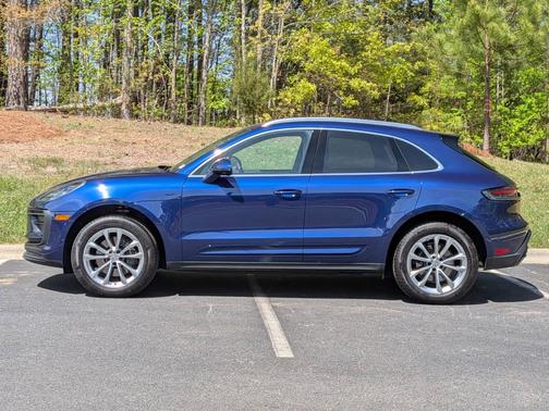 Gentian Blue Metallic 2025 Porsche Macan