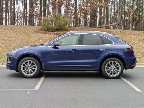 Gentian Blue Metallic 2025 Porsche Macan
