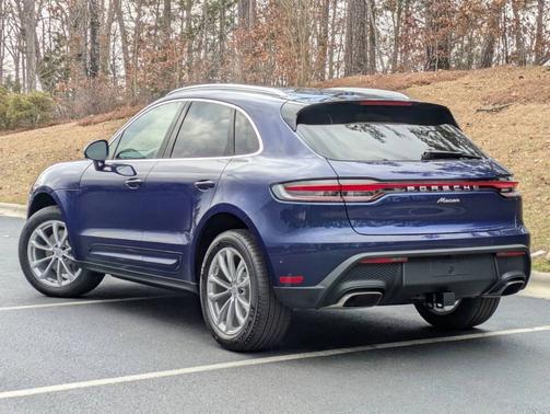 Gentian Blue Metallic 2025 Porsche Macan