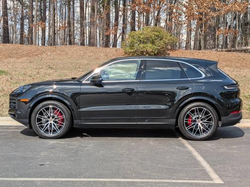 Chromite Black Metallic 2026 Porsche Cayenne