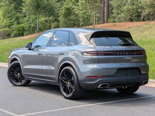 Quartzite Grey Metallic 2024 Porsche Cayenne