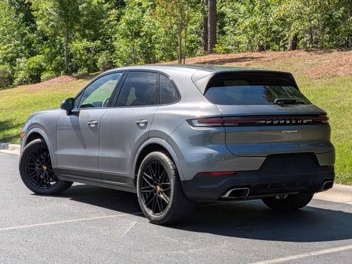 Quartzite Grey Metallic 2024 Porsche Cayenne