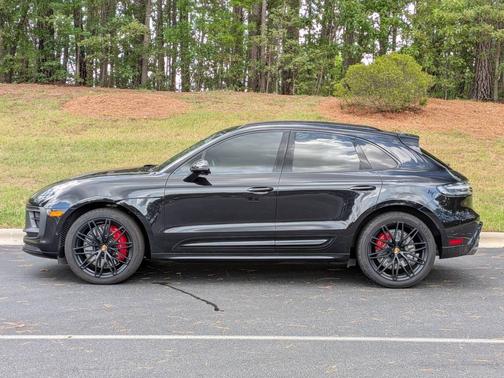 Jet Black Metallic 2024 Porsche Macan