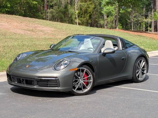 Aventurine Green Metallic 2023 Porsche 911