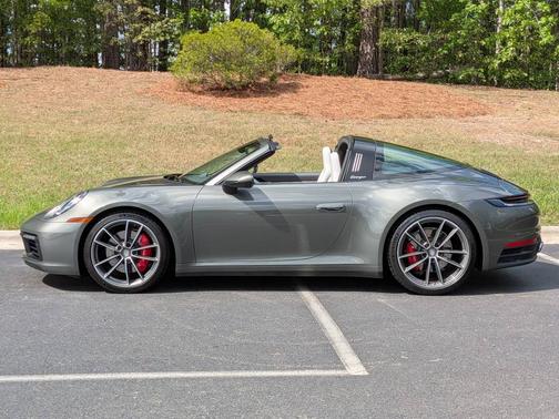 Aventurine Green Metallic 2023 Porsche 911