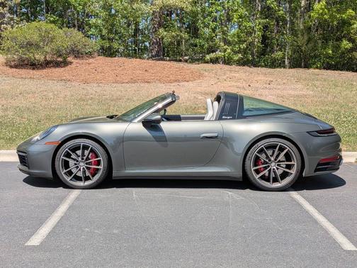 Aventurine Green Metallic 2023 Porsche 911
