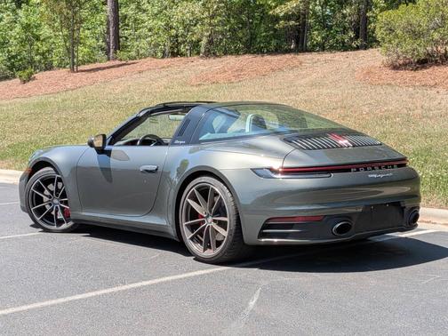 Aventurine Green Metallic 2023 Porsche 911