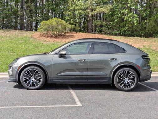 Aventurine Green Metallic 2025 Porsche Macan